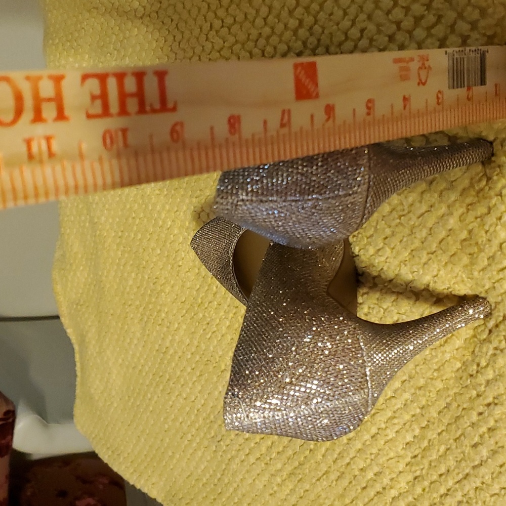 Jessica Simpson gold 4 inch shoes. Size 8.5 new with box - Picture 2 of 4